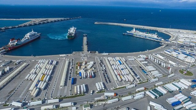 تدشين ميناء طنجة المتوسط 2 ريادة قارية وجسر يربط المغرب بالعالم